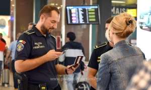 Poliţia de Frontieră: Peste 100 de documente false sau falsificate descoperite pe Aeroportul Otopeni